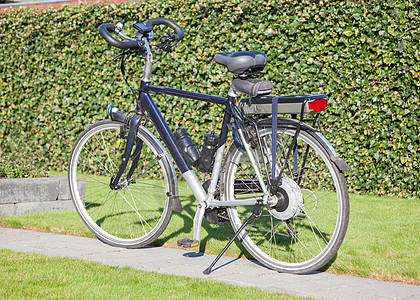 太阳下电动自行车轮子旅游机动化娱乐游览杂交种速度旅行运动技术图片