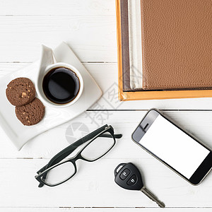 咖啡杯加饼干 手机 汽车钥匙 眼镜和书本电话杯子桌子笔记本细胞钥匙网络咖啡办公室工作背景图片