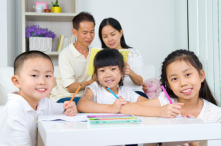 亚裔家庭女儿女孩钢笔爱好女性男生知识母亲微笑父母图片