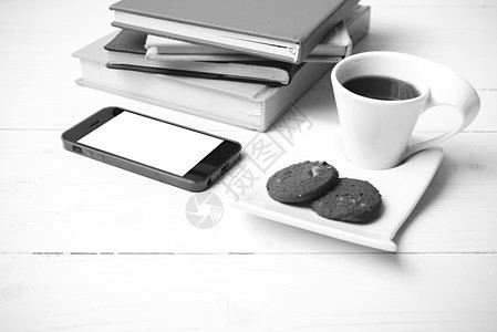 咖啡杯加饼干 手机和书卷黑白可乐桌子细胞电话网络眼镜办公室笔记本咖啡杯子钥匙背景图片