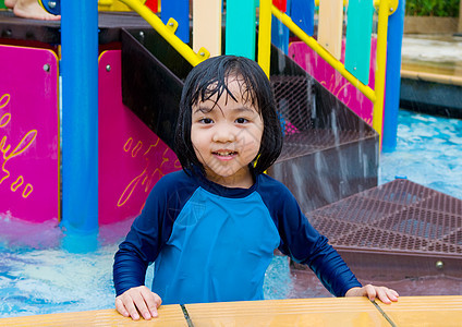 亚裔儿童闲暇蓝色娱乐微笑水池喷泉酒店孩子孩子们活动图片