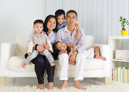 亚裔家庭男性亲热身份房子男生女儿童年微笑成人女士图片