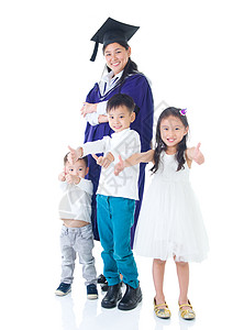 亚裔家庭孩子微笑女孩学生儿子母亲女儿生长学校大学图片