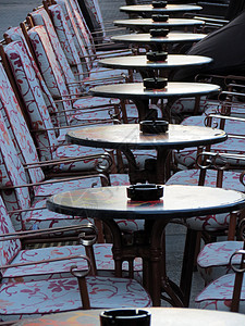 克罗地亚萨格勒布街头的空饼干小酒馆用餐椅子饭馆家具街道咖啡店咖啡城市人行道图片