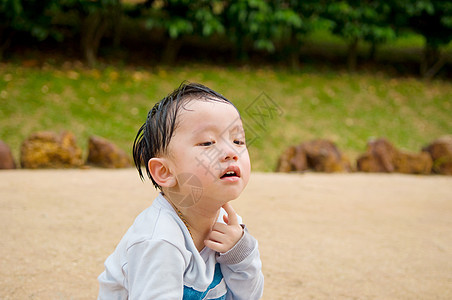 亚裔儿童悲伤情感公园孩子男性绿色忧郁眼泪男生疲倦图片