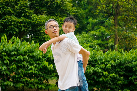 亚裔家庭快乐父亲公园男性成人男生照片爸爸衬衫孩子图片