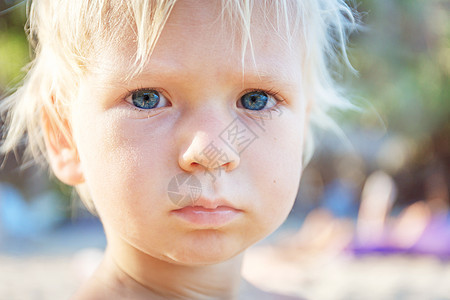 美丽的小宝宝愤怒人类儿童男孩鼻子后代蓝色阳光孩子金发图片