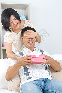 亚裔夫妇展示礼物盒子庆典男性周年女朋友夫妻伙伴男朋友图片
