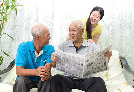 亚洲家庭女儿男人老年女性父亲长老快乐报纸后代儿子图片