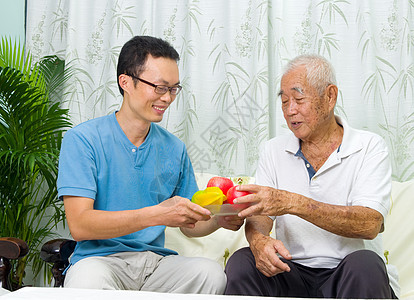 亚裔家庭男人水果饮食老年橙子卫生父亲身体头发保健图片