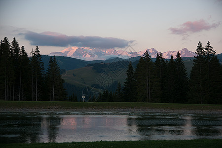 阿尔卑斯山的傍晚游客旅行日落佛兰旅游波峰假期图片
