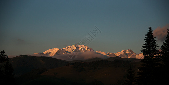 阿尔卑斯山的傍晚波峰旅游日落佛兰假期游客旅行图片