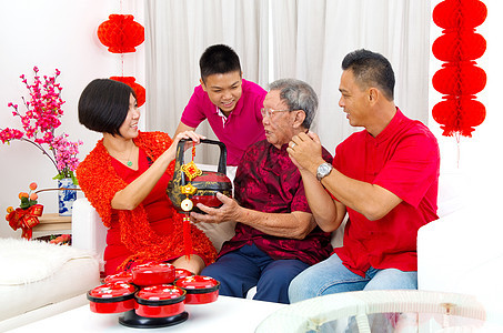 亚洲家庭祝福喜悦男人老年父亲文化女性快乐节日旗袍图片