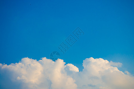 蓬松的云与蓝色的 Sk天空气象自由云景环境臭氧天际天气气候场景图片