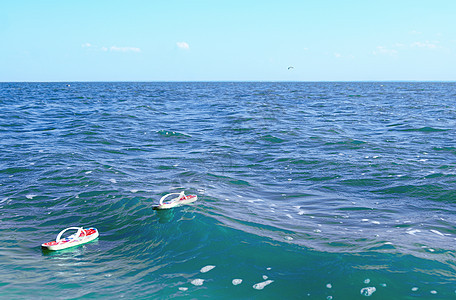 水中一对白色翻滚的白拖鞋游泳太阳失败水平海岸海洋凉鞋丁字裤蓝色热带图片