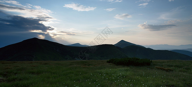 乌克兰最高山峰Hoverla 2061米Chornogora山脊天空草地风景旅行爬坡季节薄雾日落阴霾环境图片