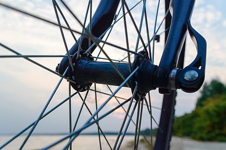 自行车娱乐山地车骑士骑术闲暇冒险日落旅行森林速度图片