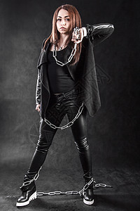 身穿黑色黑衣 带链条的年轻女子岩石训练女性摇杆头发黑暗刺客女孩夹克数字图片