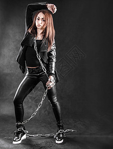 身穿黑色黑衣 带链条的年轻女子重量黑暗男性刺客皮革岩石训练身体摇杆女士图片