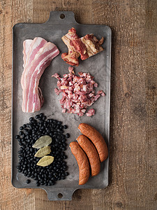 猪肉和黑豆菜炖料理的原料黑色红色树叶食物香肠豆子叶子熏肉背景图片