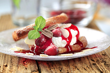 带马斯卡蓬和红莓酱的糕饼糖浆盘子酥皮饼干早餐木头食物糕点水果杏仁图片