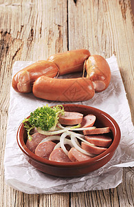 切肉香肠和洋葱食物猪肉食品盘子酒吧乡村小吃冷盘桌子陶器图片