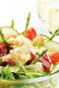 新鲜蔬菜沙拉饮食黄瓜小吃沙拉酱午餐低脂肪菊苣美味营养晚餐图片