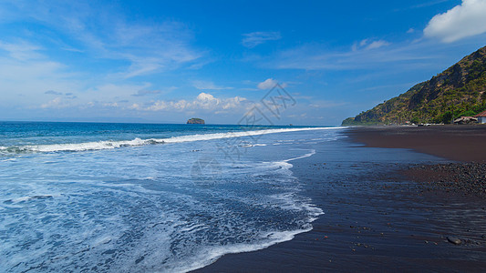 印多岛巴厘岛有黑色火山沙滩的海滩背景图片