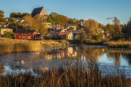 芬兰波尔沃老城阴影景观绿色晴天反射天空爬坡城市阳光乡村图片