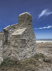 古老的海滩边废墟海岸天空支撑海洋石头建筑蓝色地平线地标风景图片