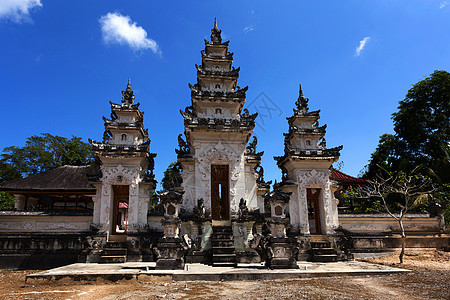 印度尼西亚巴厘努沙佩尼达Pura Sahab的印度教寺庙精神宗教蓝色废墟热带天空宝塔建筑旅行异国图片