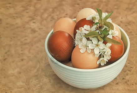 复活节鸡蛋放在桌上 一个陶瓷花瓶绿色季节性红色宗教信仰季节礼物花朵食物庆典图片