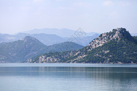 斯卡达尔湖 黑山水平城市天空绿色场景阳光蓝色薄雾山脉地标图片