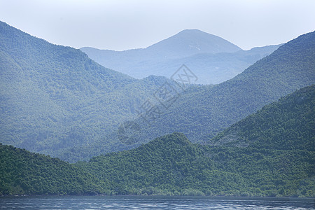 斯卡达尔湖 黑山水平蓝色地标阳光薄雾场景山脉天空绿色城市图片