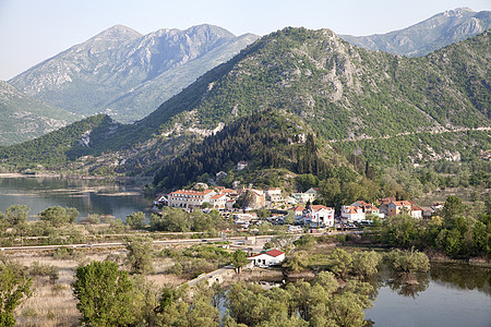 黑山Skadar湖的Virpazar村自然爬坡建筑物旅行城市国家场景风景地标村庄图片