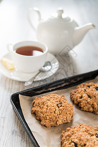 茶和燕麦饼干麸质糕点麦片紫色盘子杯子甜点食物茶壶午餐图片