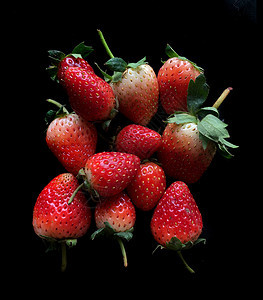 草莓宏观叶子浆果水果食物绿色甜点红色白色图片