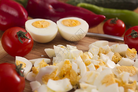 厨房板和精密切鸡蛋农场蛋壳胚胎杂货店团体草本植物食物母鸡产品早餐图片