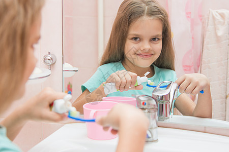 6岁女孩从牙刷上一根管子挤牙膏图片