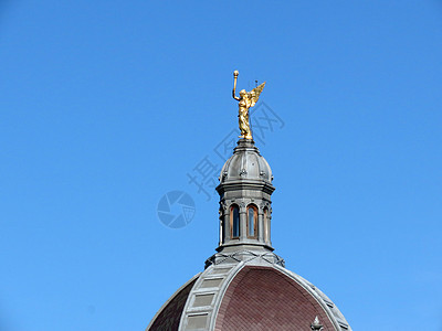 萨格勒布一座建筑的启蒙天使雕像自由航班雕塑建筑学装饰品羽毛天堂背景图片