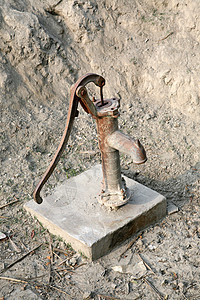 旧水泵街道历史遗产管道石头曲柄金属龙头喷泉图片