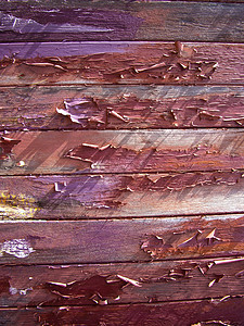 woo 上的油漆剥落紫色蓝色苦恼水平红色木头木板薄片风化图片