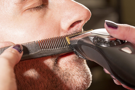 理发师 在工作场所剪胡子木工人头发男性剃刀刮胡子成人皮肤剃须剪刀顾客图片