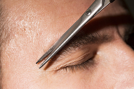 男人剪眉毛的肖像眼睛温泉成人剪刀护理治疗剃刀身体男生卫生图片