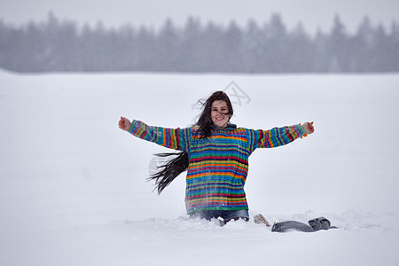 穿着毛衣的漂亮女孩 在冬季散步 白俄罗斯场地森林女性头发旅行栗色草地女孩远足手套图片