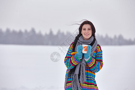 穿着毛衣的漂亮女孩 在冬天散步 喝杯茶长发手套远足旅行栗色森林套衫头发降雪微笑图片