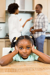 反对父母争吵的悲伤女孩耳朵烦躁分歧女儿男人苦难女性男性父亲厨房图片
