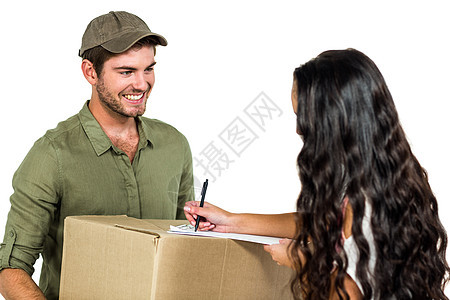 妇女与微笑的邮递员签署包装交货协议记事本男性服务邮差盒子送货邮政职业导游幸福图片