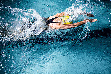 游泳池里游泳的游人女子身体休闲游泳衣运动员健身房标记水池车道游泳镜生活方式图片