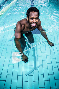 在游泳池里骑车的合适人休闲竞技调子男性闲暇训练活动护理健身房运动员图片